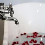 Baignoire chambre d-hotes romantique – Petales de roses