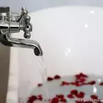 Baignoire chambre d-hotes romantique – Petales de roses