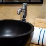 Chambre d-hotes industrielle a Bordeaux – Vasque de la salle de bain