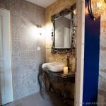 Maison et chambres d-hotes a Bordeaux – Chambre royale – Entree de la salle de bains