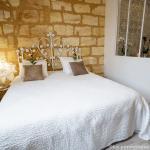 Maison et chambres d-hotes a Bordeaux – Lit king size de la chambre romantique