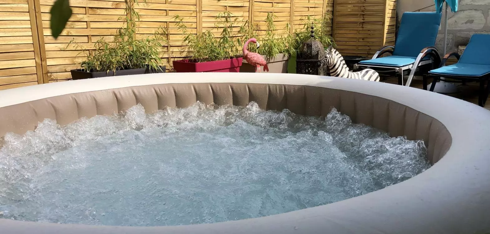 Jacuzzi prive - Chambre d-hotes Exotique a Bordeaux
